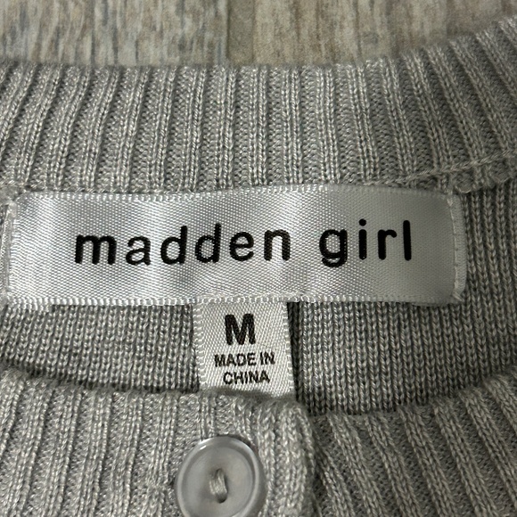 LIKE NEW! Women's Madden Girl Light Grey Knit Sweater Vest - MEDIUM - Picture 7 of 11
